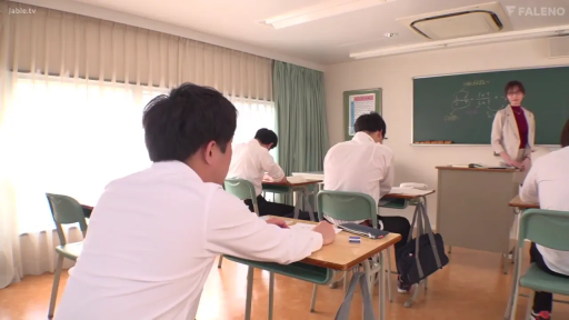 站姿 · 严肃 · 教室 · 全景 · 职业装 · 黑板 · 剧情 · 授课