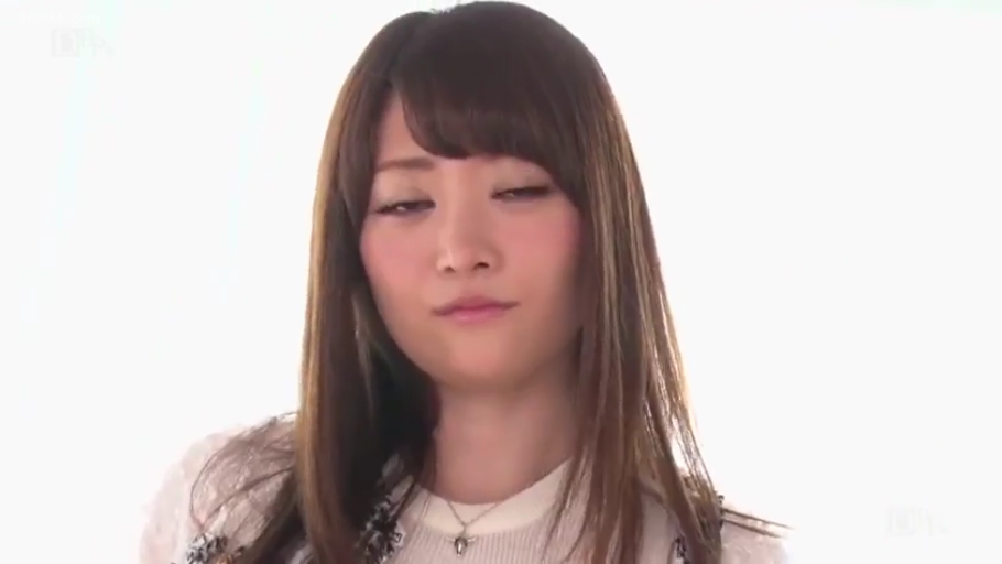 脸部特写 · 迷离 · 白色上衣 · 注视 · 长发 · 白色背景 · 正面