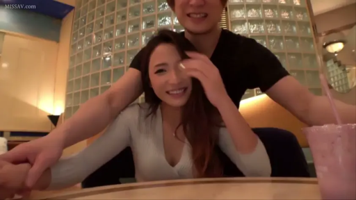 背景墙 · 怀抱 · 互动 · 微笑 · 白色紧身上衣 · 半身照 · 饮品 · 情侣氛围