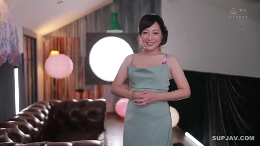 室内 · 站立 · 微笑 · 革ソファ · 半身 · 对视 · 熟女 · 浅绿色吊带裙