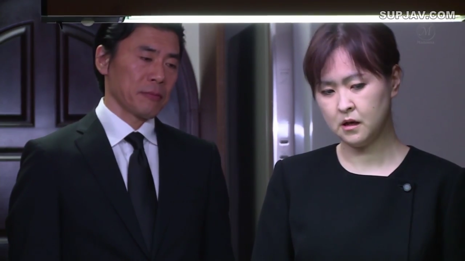全身 · 沙发 · 客厅 · 跪姿 · 中文字幕 · 白色内衣 · 手淫 · 开心的笑