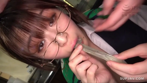 室內 · 避孕套 · 白襯衫 · 面部特寫 · 注視 · 特寫 · 成人行为 · 叼避孕套