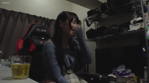 坐姿 · 微笑 · 半身 · 居家 · 交流 · 房間 · 藍色毛衣 · 电竞椅