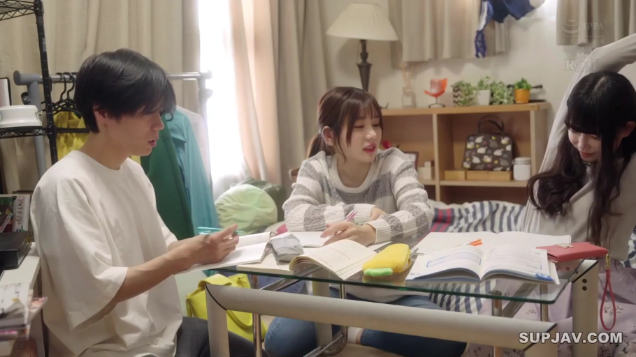 坐姿 · 卧室 · 中景 · 自然 · 休闲服 · 书本 · 三人 · 学习