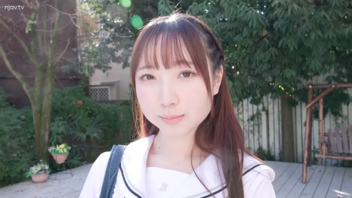 Stand · 面部特写 · Sailor suit · 注视镜头 · 户外花园 · Pure and innocent style · One-shoulder bag · 清纯微笑