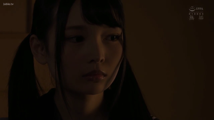 憂鬱 · 顔部のクローズアップ · 双马尾 · 静止 · 室内昏暗处 · 深色校服 · 正面微侧