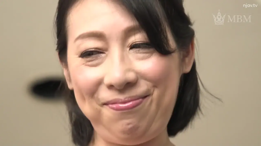 Indoor · Smile · 面部特写 · Eye contact · Mature woman · Loungewear · 正面