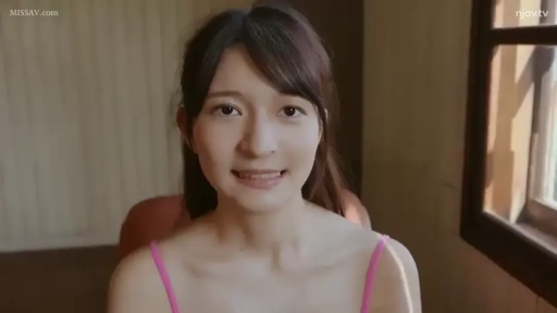 室内 · 座り姿勢 · 顔部のクローズアップ · 微笑 · 注視 · アジア人女性 · ピンクの吊り帯