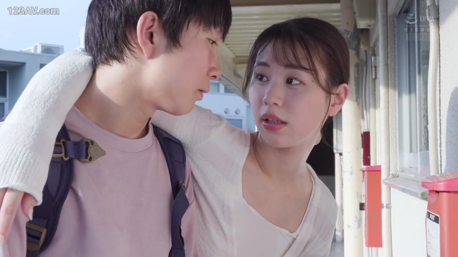 专注 · 半身 · 走廊 · 对视 · 针织衫 · 背包 · 日本AV · 勾脖子