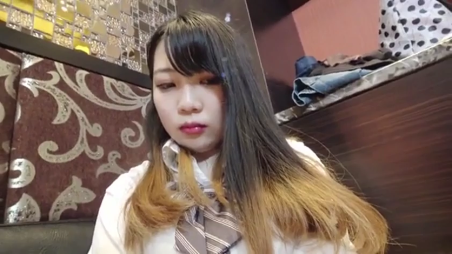 房间 · 上半身特写 · 无表情 · 白色学生制服衬衫
