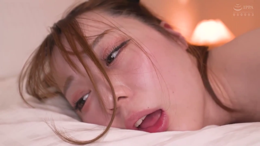 忧郁 · 卧室 · 面部特写 · 谈话 · 落地灯 · 灰色连帽衫 · 前倾坐姿 · 双辫子