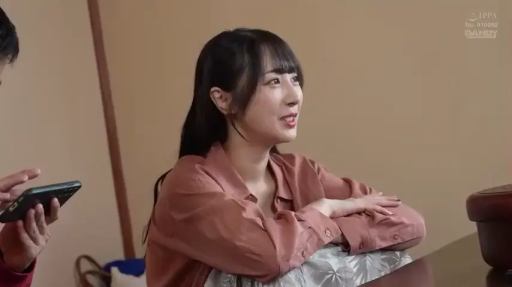 室内 · 坐姿 · 交谈 · 脸部特写 · 微笑 · 衬衫 · 手机 · 美少女