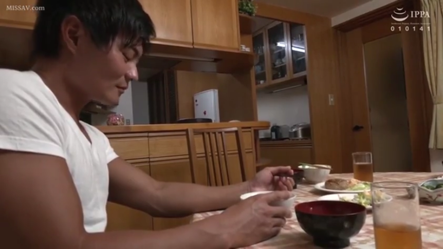 坐姿 · 平静 · 上半身 · 餐厅 · 进食 · 日常 · 白色T恤 · 餐具