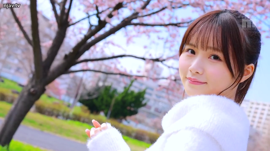 站立 · 樱花树下 · 背影特写 · 白色毛绒外套 · 观赏 · 自然风光