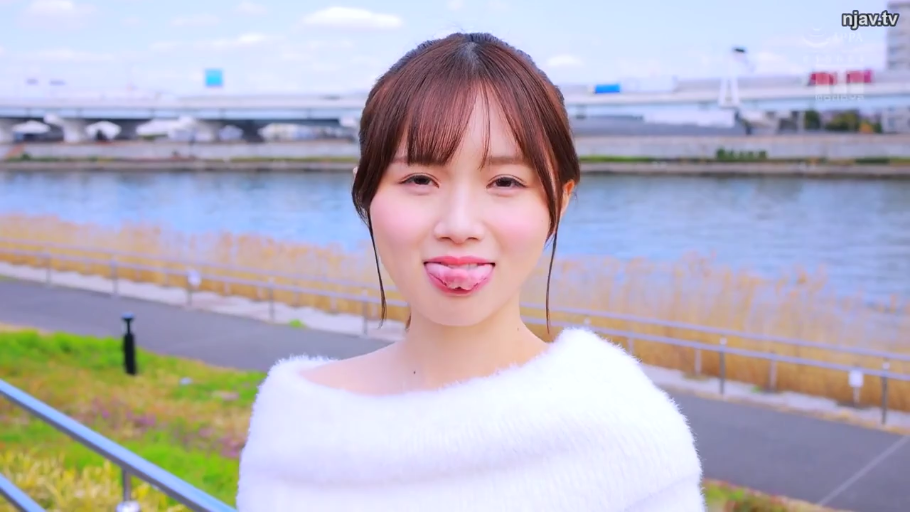 交谈 · 严肃 · 校服 · 教室 · 站立 · 中景 · 多人