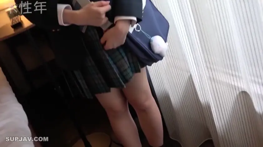 卧室 · 室内光线 · 裙摆特写 · 书包 · 格纹百褶短裙