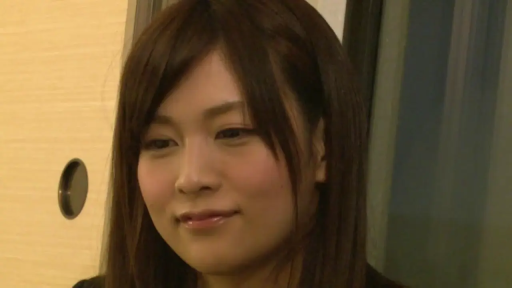 室内 · 脸部特写 · 站姿 · 微笑 · 注视镜头 · 黑色上衣