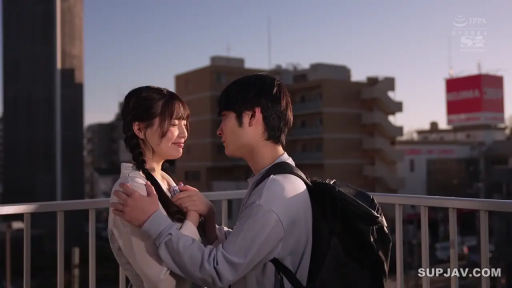 Medium shot · Smile · Eye contact · Outdoor · Everyday Clothing · 背包 · 天台 · 依偎