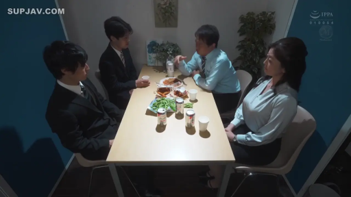 餐厅 · 坐姿 · 喝酒 · 严肃 · 全景 · 西装 · 啤酒