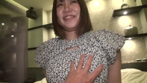 室内 · 坐姿 · 胸部 · 微笑 · 素人 · 隔衣揉乳 · 碎花短袖