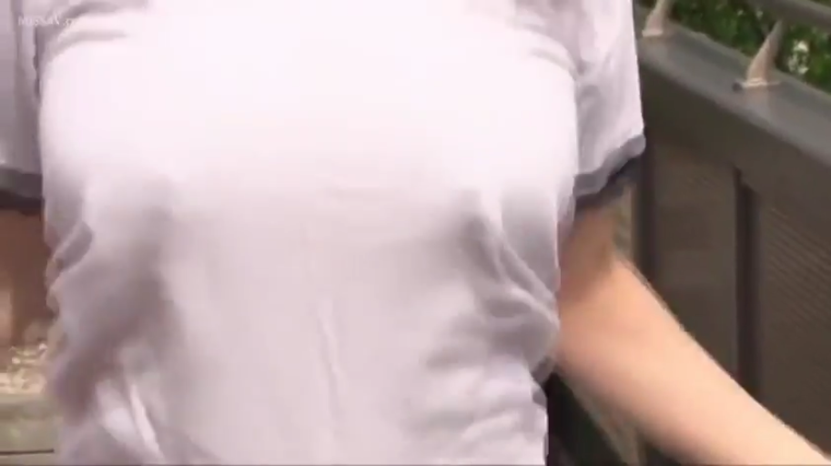 胸部特寫 · 站立 · 户外 · 白色T恤 · 晃动 · 激凸