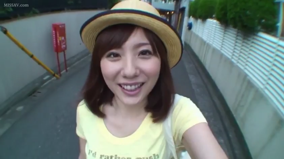 臉部特寫 · 站立 · 微笑 · 第一人稱視角 · 街道 · 自拍 · 黄色T恤 · 草帽