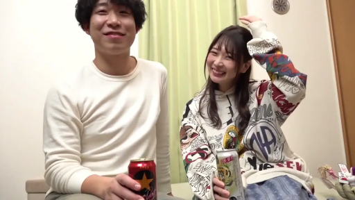 室内 · 坐姿 · 微笑 · 休闲装 · 喝酒 · 罐装饮料 · 一男一女