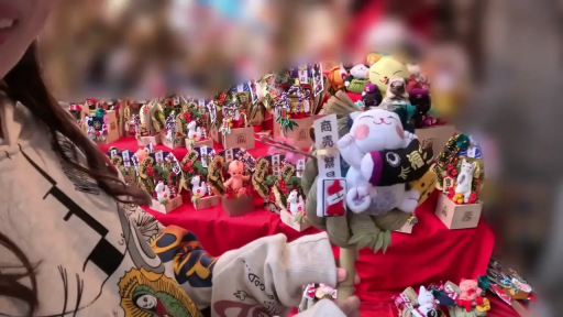 站立 · 中景 · 微笑 · 卫衣 · 展示商品 · 日本文化 · 祭典摊位 · 熊手