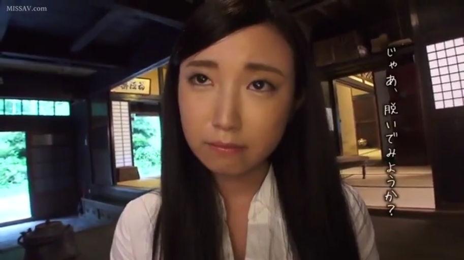 脸部特写 · 和室 · 衬衫 · 注视镜头 · 长发 · 犹豫不决 · 正向姿态