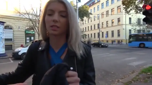 中景 · 站姿 · 自然 · 街道 · 谈话 · 皮夹克