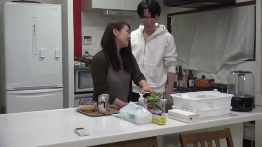 交谈 · 站立 · 中景 · 微笑 · 休闲装 · 厨房 · 熟女 · 冰箱