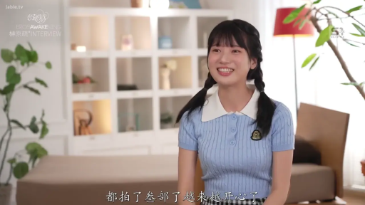 坐姿 · 中景 · 双马尾 · 置物架 · 摄影棚 · 蓝色短袖 · 灿烂笑容 · 采访交流