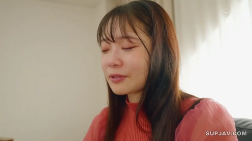 室内 · 座り姿勢 · 顔のクローズアップ · 红色上衣