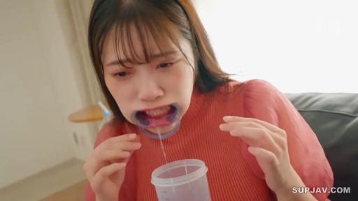 室内 · 座り姿勢 · 顔部のクローズアップ · 红色无袖上衣