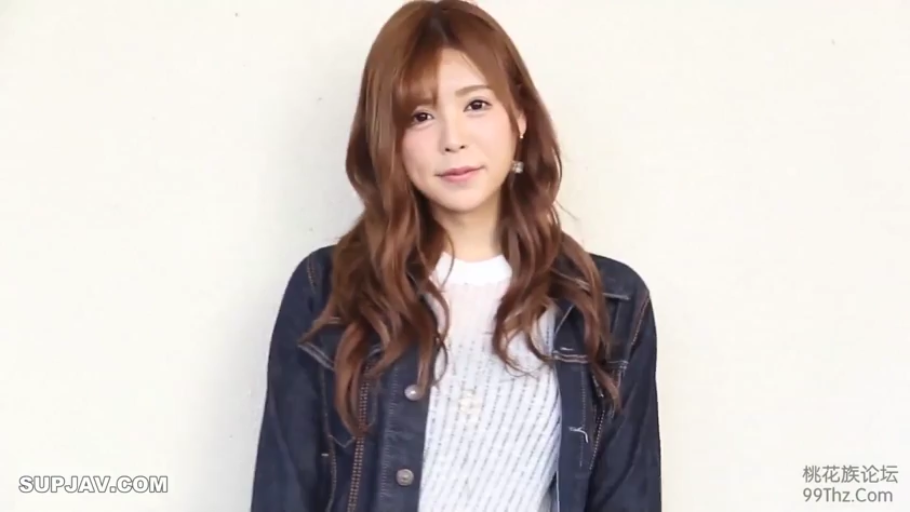 室内 · 站立 · 半身特写 · 牛仔外套