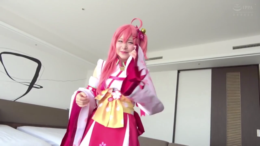 室內 · 角色扮演 · 站姿 · 擺拍 · 微笑 · 半身 · 樱巫女Cosplay服装 · 铃铛发饰