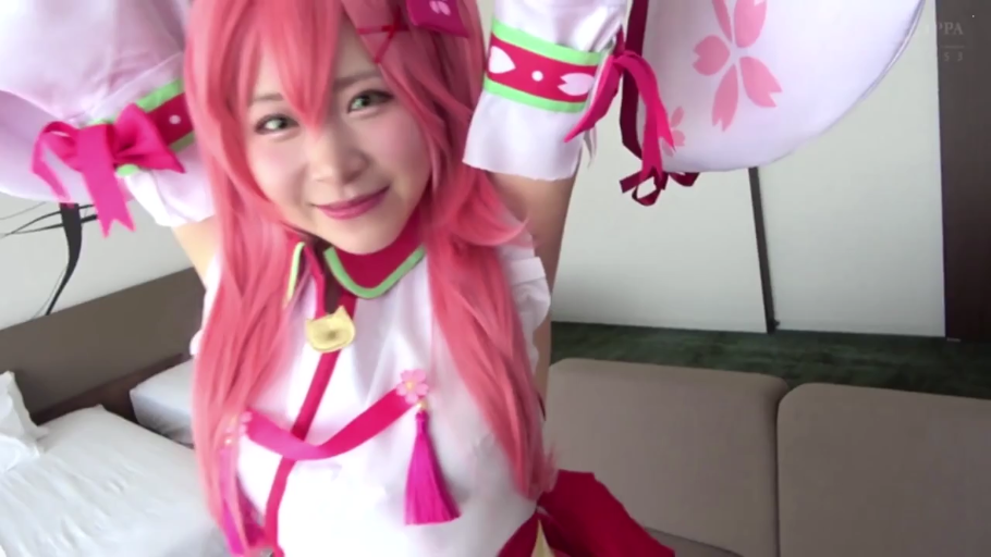 卧室 · 站姿 · 摆拍 · 近景 · 粉色假发 · 二次元角色扮演 · 甜美可爱 · 樱花元素Cosplay服