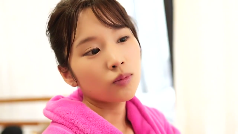 室内 · 座り姿勢 · 顔部のクローズアップ · 平静 · 前方を見つめろ · 盘发 · 粉色绒质睡袍