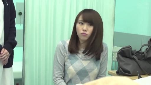 座り姿勢 · 病院 · 中景 · 凝視 · 毛衣 · 撅嘴