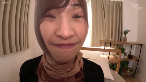 坐姿 · 脸部 · 卧室 · 微笑 · 床 · 注视镜头 · 黑色上衣 · 鱼眼特写