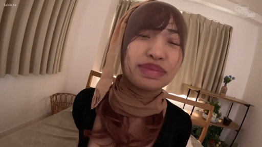 卧室 · 面部特写 · 黑色上衣 · 正对镜头