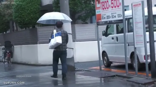 羞涩 · 微笑 · 半身像 · 居家场景 · 站立低头 · 室内门口 · 白色花边衬衫