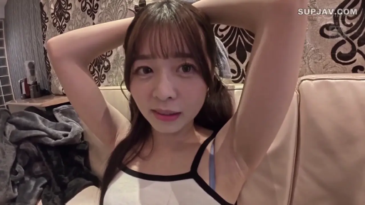 室内 · 沙发 · 面对镜头 · 自然 · 吊带背心 · 腋下 · 腋下诱惑 · 双手举起