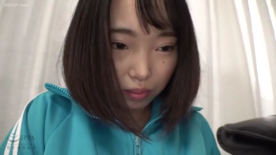 室内 · 严肃 · 面部 · 凝视 · POV · 俯视 · 蓝色运动服