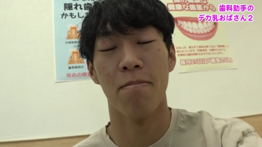 室内 · 坐姿 · 脸部 · 平淡 · 男性 · 闭目 · T恤 · 海报