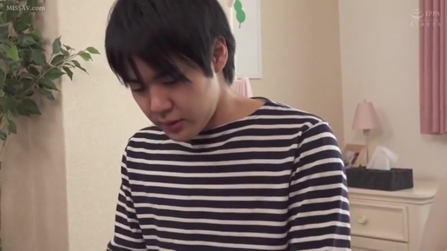 Indoor · Serious · Lower your head · 面部特写 · Stare · 条纹衫 · 纸巾盒 · 水印