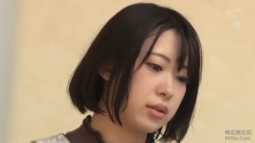 室内 · 座り姿勢 · 面部 · 憂鬱 · 凝視 · ショートヘア · 日常服