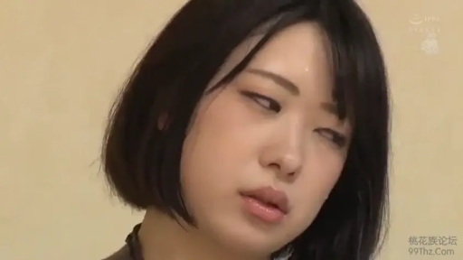 室内 · 面部 · 短发 · 深色上衣 · 失神 · 正面 · 斜视