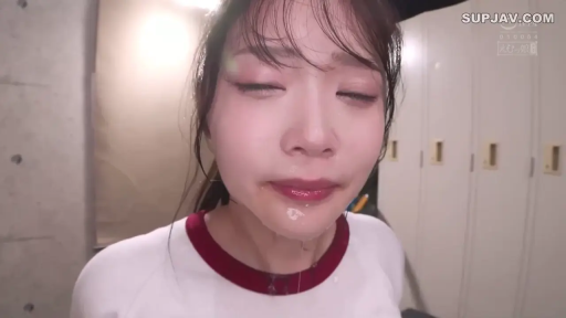 脸部特写 · 更衣室 · 体操服