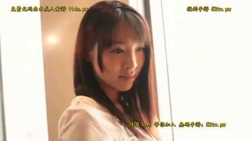 室内 · 頭を下げる · 微笑 · 白い上着 · 清纯 · 头部特写 · 侧立